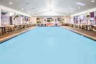 Swimming Pool Super 8 by Wyndham Mackinaw City/Beachfront Area