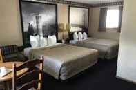 Bedroom Super 8 by Wyndham Mackinaw City/Beachfront Area