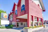 Exterior Super 8 by Wyndham Mackinaw City/Beachfront Area