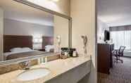 In-room Bathroom 2 Quality Inn & Suites Lawrence - University Area