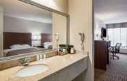 In-room Bathroom 2 Quality Inn & Suites Lawrence - University Area