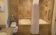 Toilet Kamar 7 Radisson Hotel Lenexa Overland Park