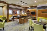 บาร์ คาเฟ่ และเลานจ์ Courtyard by Marriott Boston Logan Airport