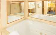 In-room Bathroom 7 Days Inn by Wyndham Farmer City