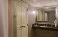 In-room Bathroom 5 Falls Church Marriott Fairview Park