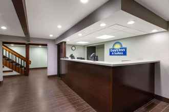 Lobby 4 Days Inn & Suites by Wyndham Wisconsin Dells