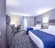 Bedroom 2 Days Inn & Suites by Wyndham Wisconsin Dells