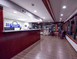 Lobby 2 Days Inn & Suites by Wyndham Wisconsin Dells