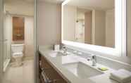 In-room Bathroom 7 Delta Hotels by Marriott Toronto Airport & Conference Centre