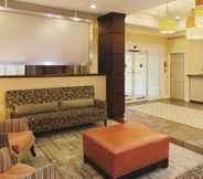 Lobi 7 Doubletree Suites by Hilton at The Battery Atlanta