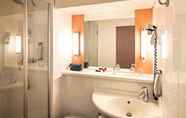 In-room Bathroom 7 ibis Nuernberg City am Plaerrer