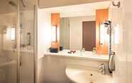 In-room Bathroom 7 ibis Nuernberg City am Plaerrer