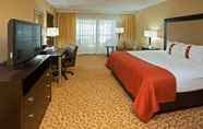 Bedroom 4 Holiday Inn Evansville Airport