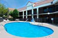 Swimming Pool Super 8 by Wyndham Huntersville/Charlotte Area