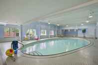 Swimming Pool Travelodge by Wyndham Sudbury
