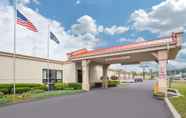 Exterior 5 Days Inn by Wyndham Liberty