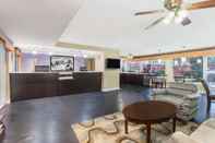 Lobby Super 8 by Wyndham Ellenton Bradenton Area