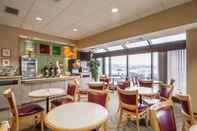 Bar, Cafe and Lounge Comfort Inn & Suites Madison - Airport