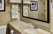 ห้องน้ำภายในห้อง 5 Days Inn by Wyndham Barrie