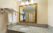 In-room Bathroom 3 Days Inn by Wyndham Breezewood