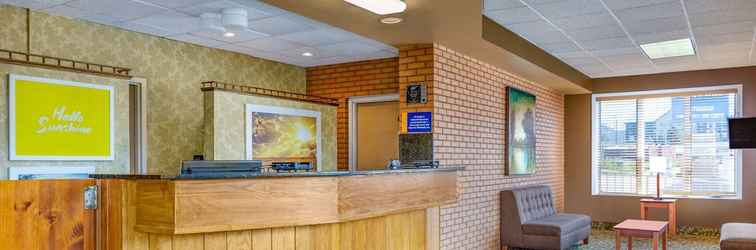 Lobby Days Inn by Wyndham Breezewood