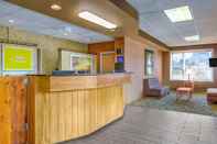 Lobby Days Inn by Wyndham Breezewood