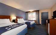 Bedroom 5 Days Inn by Wyndham Breezewood