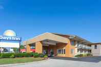 Exterior Days Inn by Wyndham Breezewood