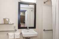 In-room Bathroom Red Roof Inn PLUS+ Boston - Framingham