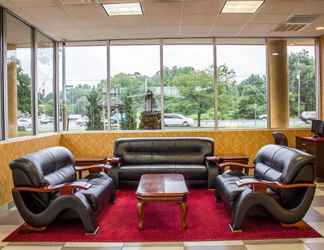 Lobby 2 Rodeway Inn Macarthur Airport