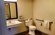 Toilet Kamar 6 Days Inn by Wyndham Gainesville University I-75