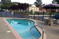 Swimming Pool Econo Lodge Historic Area