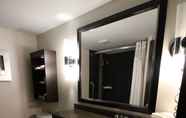 In-room Bathroom 5 Sunbridge Hotel & Conference Centre Sarnia/Point Edward