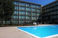 Swimming Pool Four Points by Sheraton Kansas City Airport