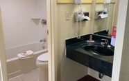 In-room Bathroom 6 Days Inn by Wyndham Winchester