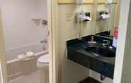 In-room Bathroom 6 Days Inn by Wyndham Winchester