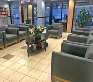 Lobi 2 Quality Hotel & Suites Montreal East