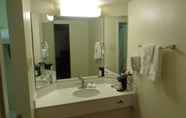 Phòng tắm bên trong 6 Americas Best Value Inn Montgomery, AL