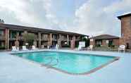 Swimming Pool 6 Super 8 by Wyndham Universal City