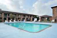 Swimming Pool Super 8 by Wyndham Universal City