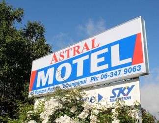 Bên ngoài 2 Astral Motel