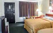 Bedroom 4 Rodeway Inn Carlisle