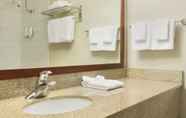 In-room Bathroom 3 Ramada by Wyndham Belleville Harbourview Conference Centre