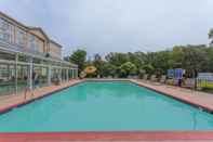 Swimming Pool Wyndham Garden Manassas