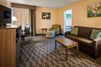 Ruang Umum Best Western Plus Yadkin Valley Inn & Suites