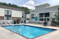 Kolam Renang Best Western Plus Yadkin Valley Inn & Suites