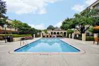 Swimming Pool Courtyard by Marriott Dallas Medical/Market Center