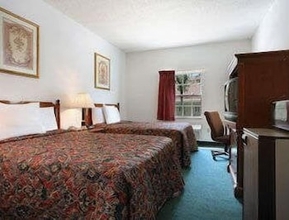 Bedroom 4 Travelodge by Wyndham Waukegan Gurnee