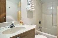 In-room Bathroom Travelodge by Wyndham Waukegan Gurnee