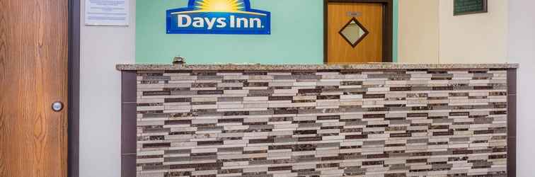 Lobi Days Inn by Wyndham Charleston